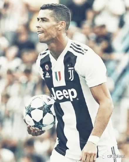 梅西雕像揭幕仪式上，梅西与宝莱坞影星沙鲁克-汗合影（梅西雕像揭幕现场，梅西与宝莱坞巨星沙鲁克·汗同框合影）