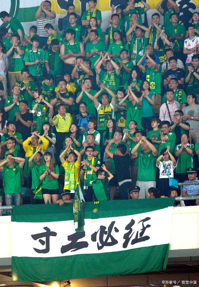 津门虎主帅于根伟积极引援奥乌苏，助力球队提升，期待其归化入籍，展现强大进攻实力，助球队稳定发展。（于根伟推动引进奥乌苏强化津门虎火力，盼其归化助球队稳步提升）