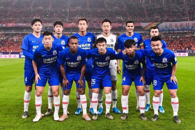 仍然深爱红军！萨拉赫出战非洲杯的护腿板上有利物浦元素（红军情未减：萨拉赫非洲杯护腿板融入利物浦元素）