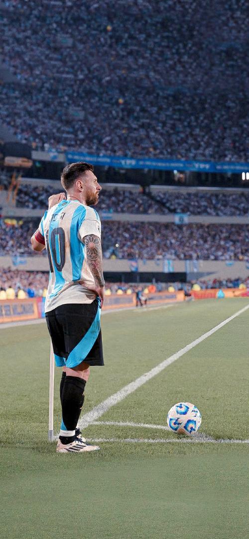 今晚会上吗？记者：姆巴佩赛前没和其他替补球员一起热身（今晚会出场吗？记者称姆巴佩赛前未与其他替补共同热身）