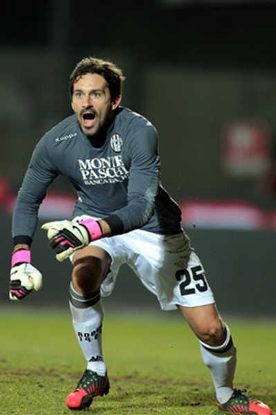 恩祖齐-马塔加盟中甲升班马深圳青年人（恩祖齐-马塔签约中甲新军深圳青年人）